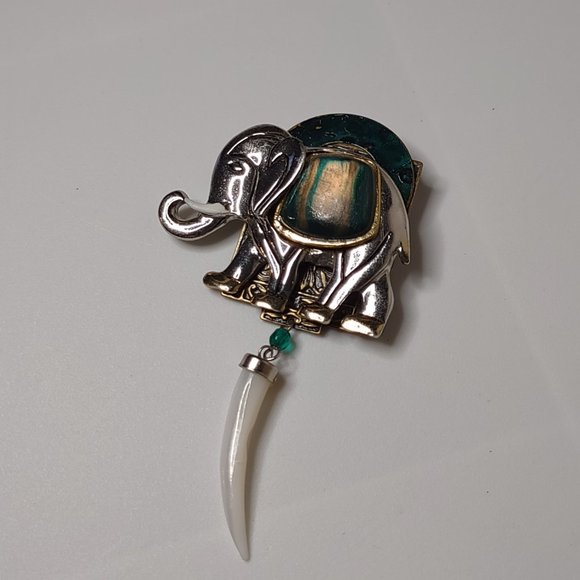 Very Awesome Silver Tone Elephant Brooch With Dangling Faux Tusk - Picture 2 of 15